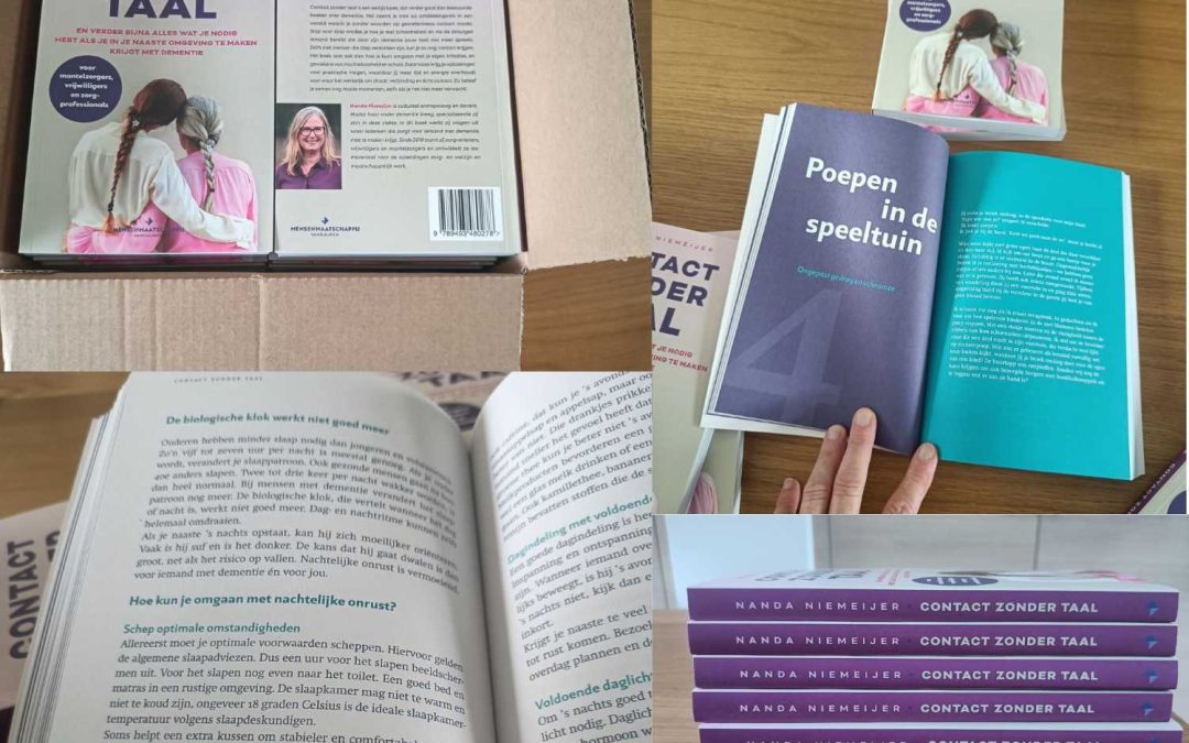 Boek boek Contact zonder taal is gedrukt. Boek van Nanda Niemeijer met als ondertitel: en verder bijna alles wat je nodig hebt als je in je naaste omgeving te maken krijgt met dementie. Je ziet een open doos met daarin boeken en het opengeslagen boek aan de binnenkant.